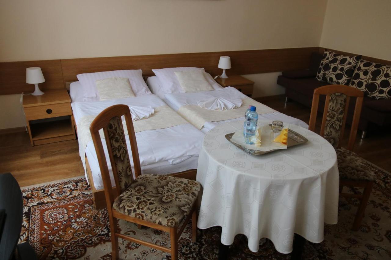Hotel Polonia خوينيتسا المظهر الخارجي الصورة