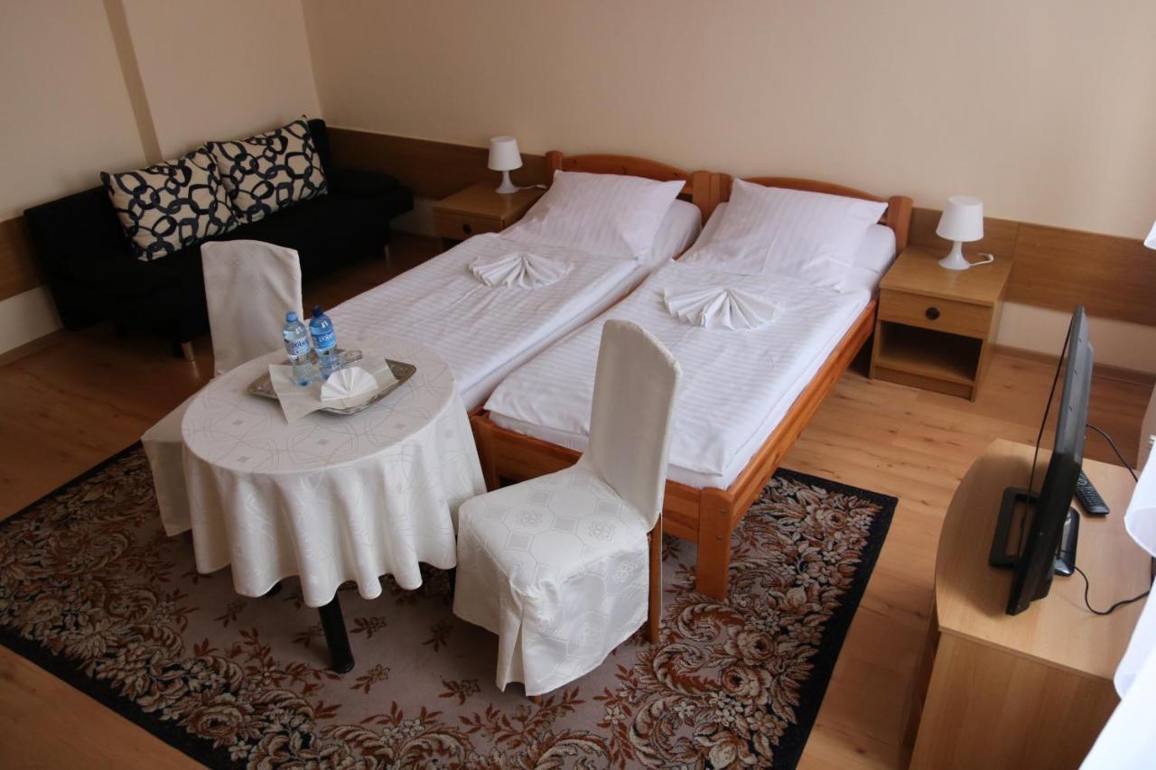 Hotel Polonia خوينيتسا المظهر الخارجي الصورة